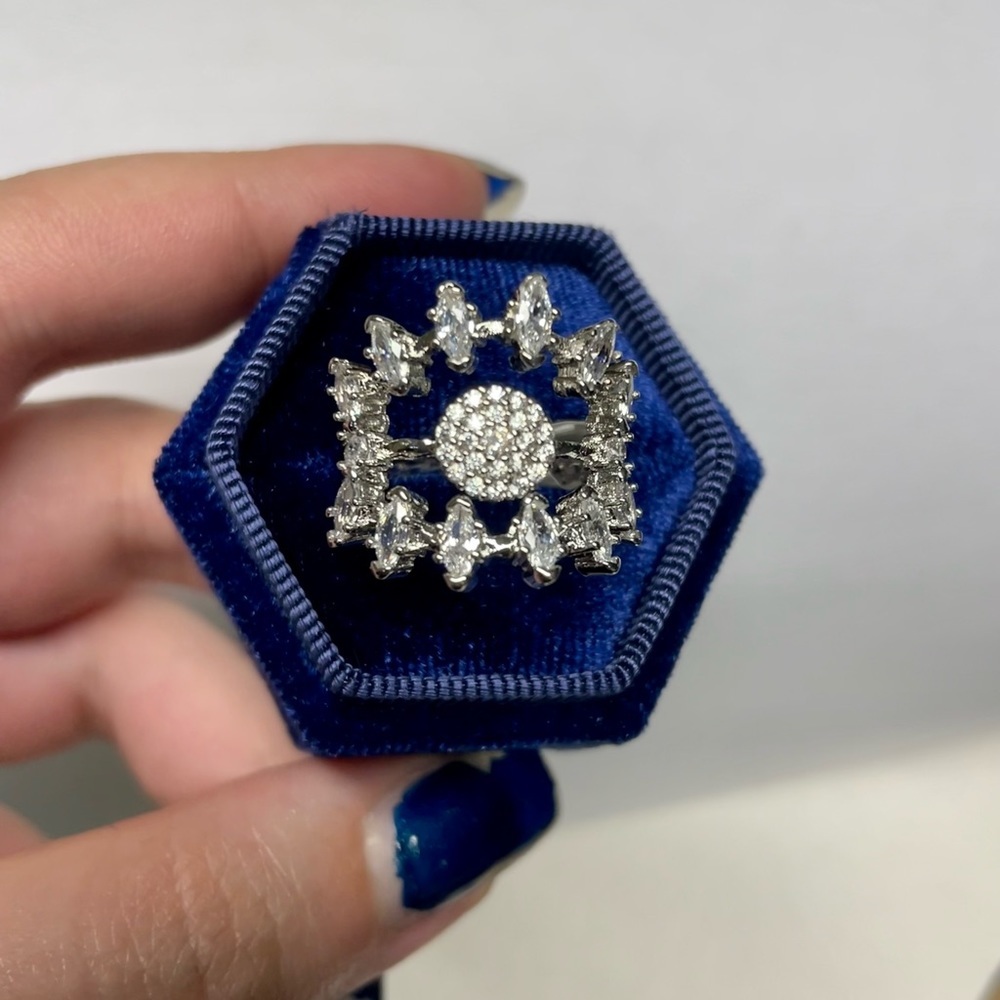 Unique Ring - Picture 3 of 11